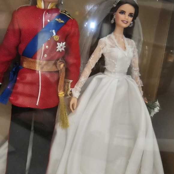 Barbie-Gold Label -Limited Ed. 2011 Mattel The Royal Wedding William & Catherine - Picture 1 of 6